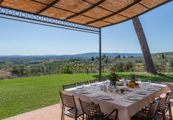 Il bellissimo giardino, ammantato da schiere di ulivi, con vista incantevole sulle colline del Chianti – Villa Il Pino