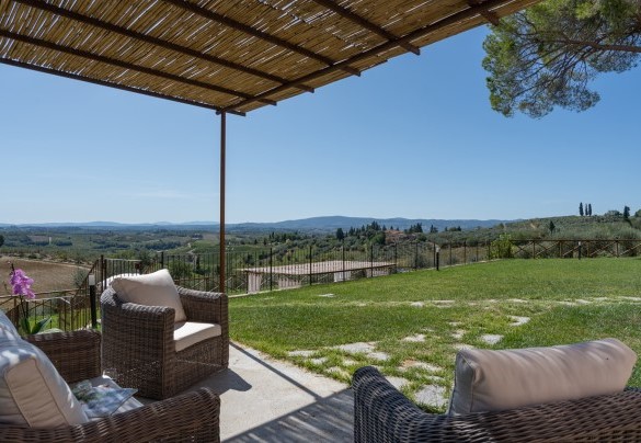 Il gazebo con i divani – Villa Il Pino