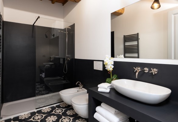 Il bagno con doccia n. 1 al piano terra – Villa Il Pozzo