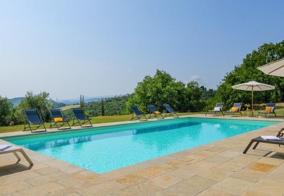 La piscina a pochi passi dalla villa, raggiungibile tramite un percorso lastricato in pietra, con vista sulle colline circostanti  - Villa Il Pozzo