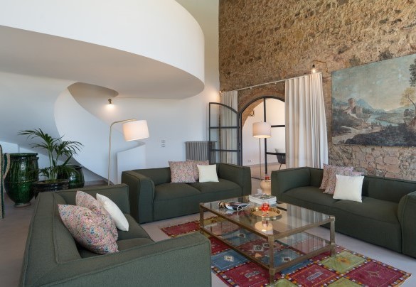 Il salone al piano seminterrato, comunicante con il portico - Villa Il Pozzo