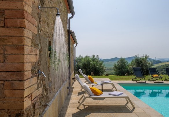 Dettaglio della zona solarium con doccia calda/fredda, spogliatoio e bagno - Villa Il Pozzo