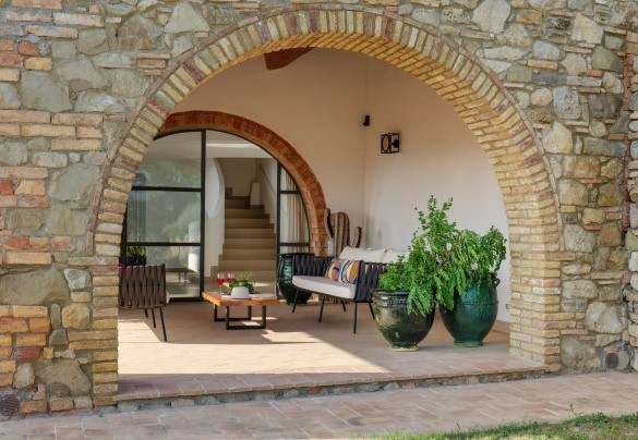 Il portico adibito a salotto esterno con divanetti di design - Villa Il Pozzo