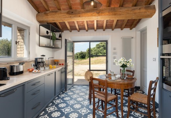 La cucina di servizio con accesso sull’esterno tramite porta finestra – Villa Il Pozzo