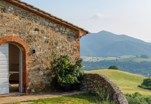 Il sapiente uso di pietra, ferro e legno caratterizzano l’intera proprietà - Villa Il Pozzo