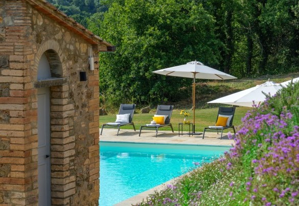 Un suggestivo scorcio sulla piscina e sul solarium - Villa Il Pozzo
