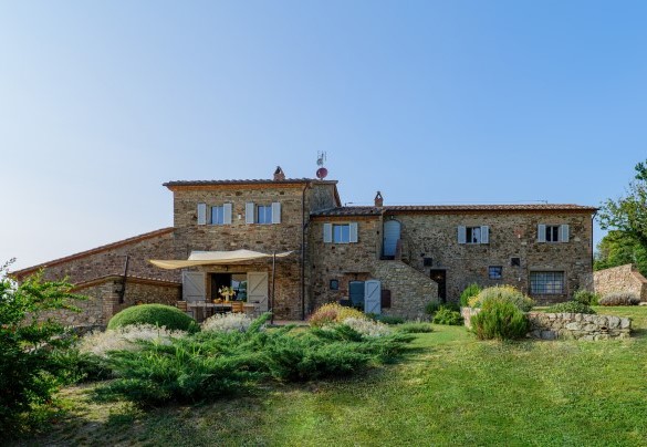 La villa è una casa colonica risalente alla metà del 1800, che ha appena avuto una totale ristrutturazione, mantenendo il suo charme di casale toscano ma con uno stile e con soluzioni decorative moderne - Villa Il Pozzo