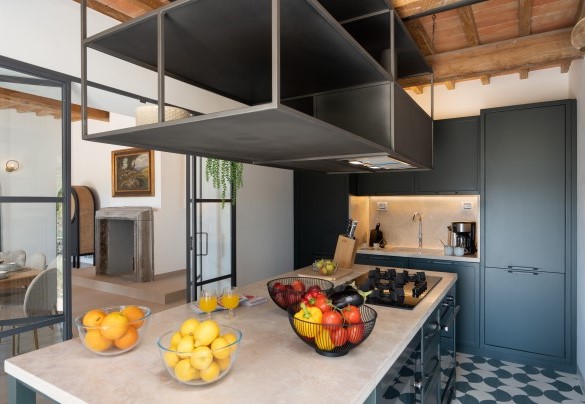 La cucina con isola centrale – Villa Il Pozzo