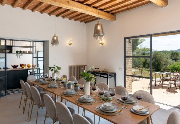 La sala da pranzo al piano terra, da cui si accede al giardino – Villa Il Pozzo