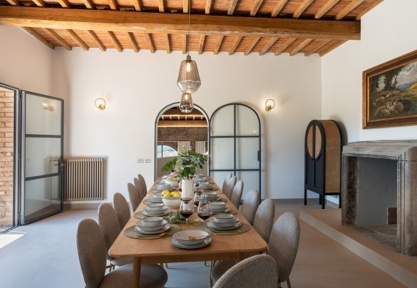 La sala da pranzo con camino (ornamentale) al piano terra – Villa Il Pozzo
