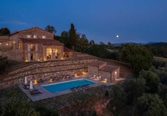 La piscina al tramonto, ad un livello inferiore rispetto alla villa - Villa Il Pozzo