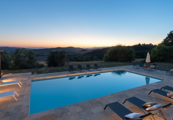 La piscina con vasca misura 12 x 6 m, profondità variabile da 1,5 a 2 m, dotata di illuminazione interna  - Villa Il Pozzo