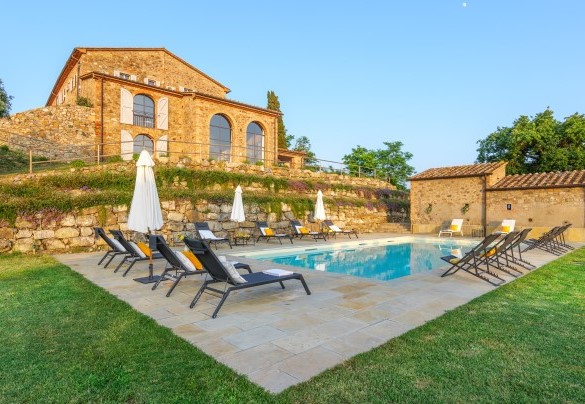 L’area solarium è attrezzata con ombrelloni e lettini prendisole per offrire il massimo comfort agli ospiti  - Villa Il Pozzo