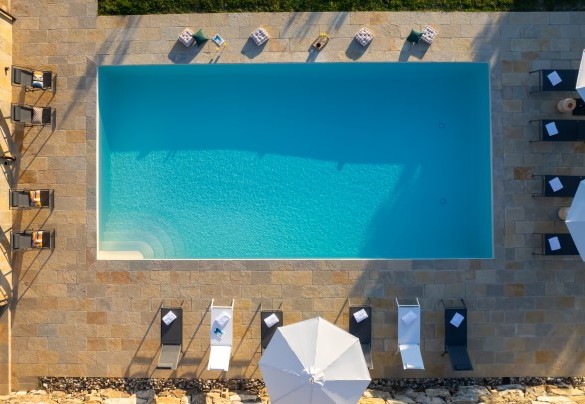 La zona solarium si estende su una superficie di 140mq rivestiti in parte in pietra e in parte a prato  - Villa Il Pozzo