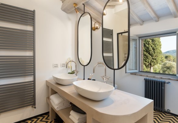 Il bagno con vasca e doccia n. 5 al primo piano – Villa Il Pozzo
