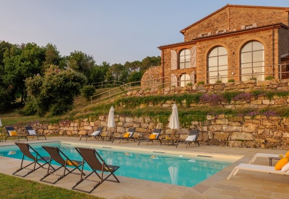 La villa, in una posizione panoramica unica, è incorniciata in un tipico paesaggio toscano - Villa Il Pozzo