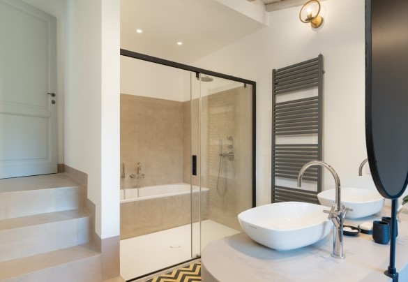 Il bagno con vasca e doccia n. 5 al primo piano – Villa Il Pozzo