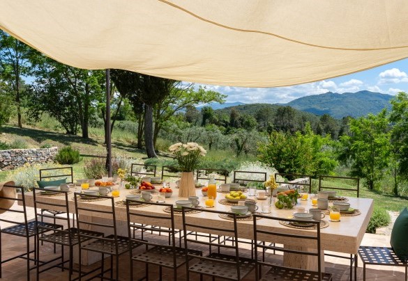 L’area pranzo esterna apparecchiata su un meraviglioso tavolo in pietra naturale - Villa Il Pozzo