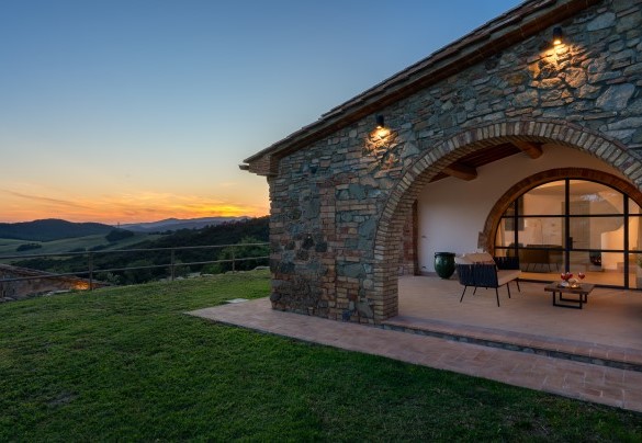 l portico allestito con divanetti alle luci del tramonto - Villa Il Pozzo