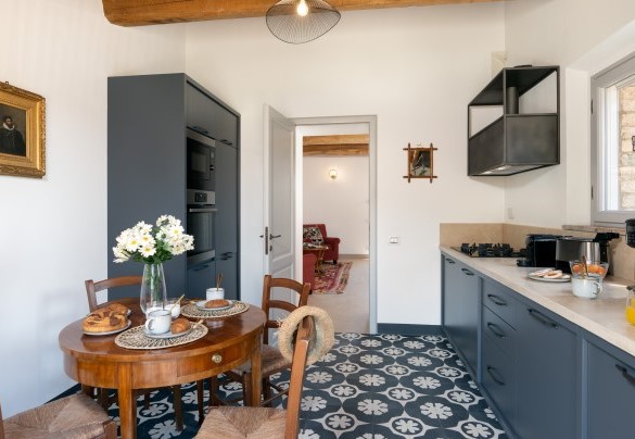 La cucina di servizio con accesso sull’esterno tramite porta finestra – Villa Il Pozzo