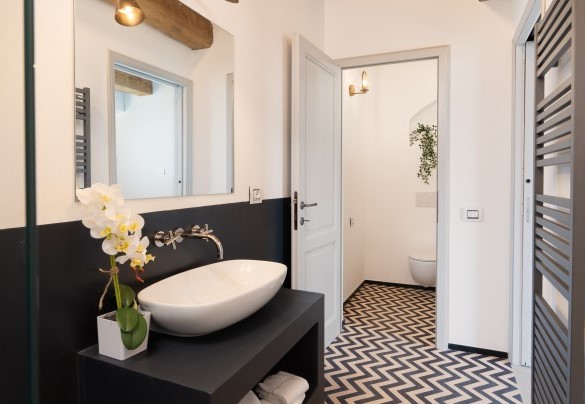 Il bagno con doccia n. 9 al piano seminterrato – Villa Il Pozzo