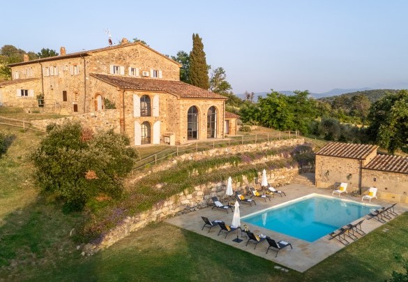 Il naturale dislivello del terreno circonstante è ben organizzato grazie ai muretti in pietra e staccionate in legno chiaro, che delimitano i vari spazi del giardino e lo rendono maggiormente fruibile - Villa Il Pozzo