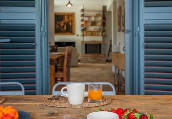 Il portico con zona pranzo esterna, collegato alla cucina – Villa il Ritiro