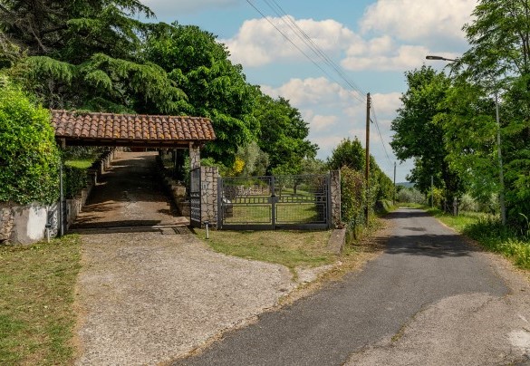 Il cancello carrabile e il vialetto d’accesso – Villa il Ritiro