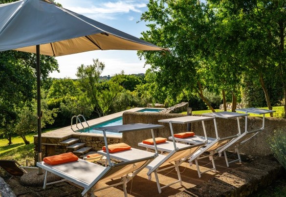 Il solarium ospita lettini, sdraio e l’ombrellone – Villa il Ritiro