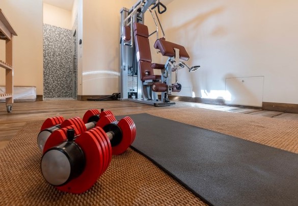 Stanza polivalente con attrezzi da palestra, piano terra – Villa il Ritiro 