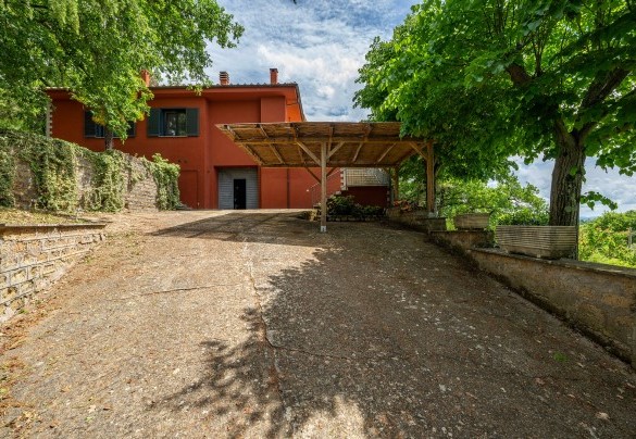 Il parcheggio alla fine del vialetto d'ingresso – Villa il Ritiro