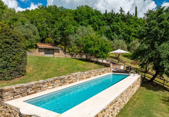 La piscina misura 12 x 2,50 m con profondità costante di 1,60 m – Villa il Ritiro