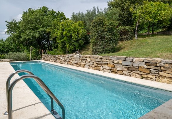 Accesso in piscina tramite scaletta metallica – Villa il Ritiro