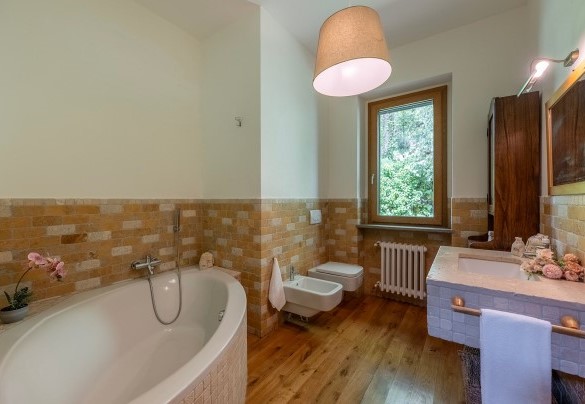 Bagno en-suite con vasca n.2, primo piano – Villa il Ritiro
