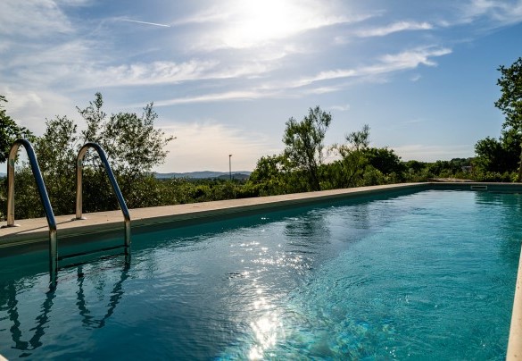 La piscina bordata in pietra è igienizzata a sale – Villa il Ritiro