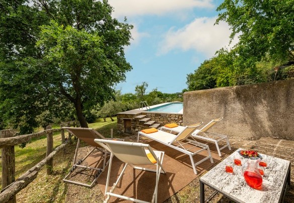 Il solarium terrazzato della piscina – Villa il Ritiro
