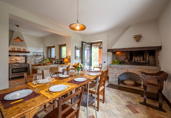 La zona pranzo con barbecue – Villa il Ritiro