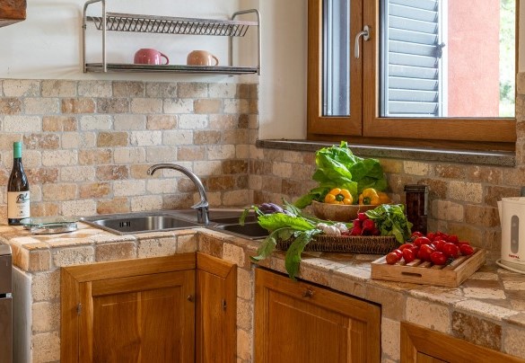 La cucina in muratura accessoriata – Villa il Ritiro