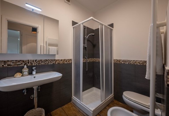 Bagno en-suite con doccia n.1, piano terra – Villa il Ritiro 