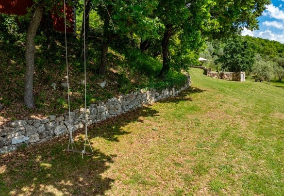Il prato e il bosco controllato circondano la proprietà – Villa il Ritiro