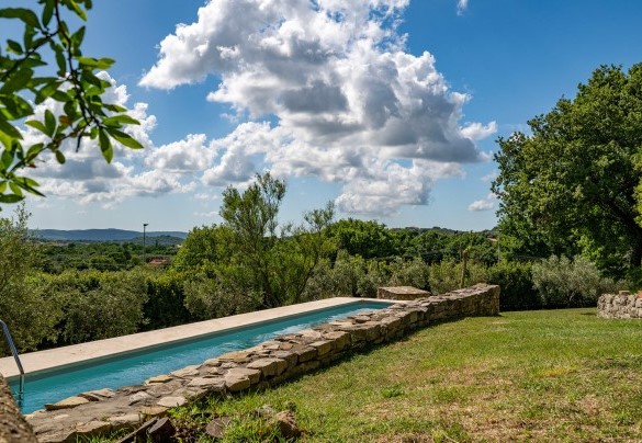 La piscina è collocata sul retro della villa da cui dista circa 20 m – Villa il Ritiro