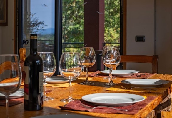 La zona pranzo in open space con uscita nel portico – Villa il Ritiro