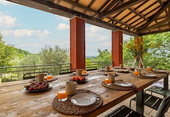 Il portico con zona pranzo esterna – Villa il Ritiro