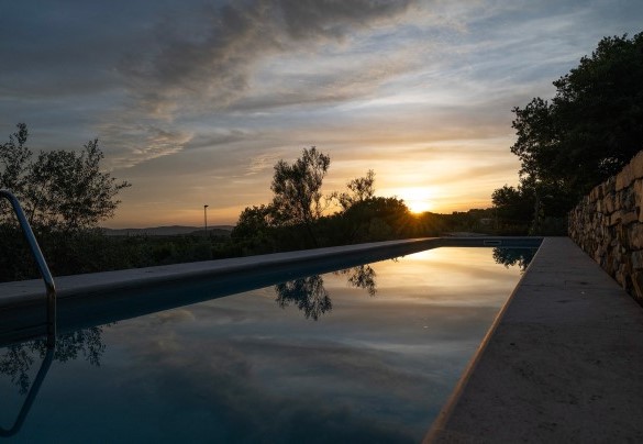 La piscina nei bagliori del tramonto – Villa il Ritiro