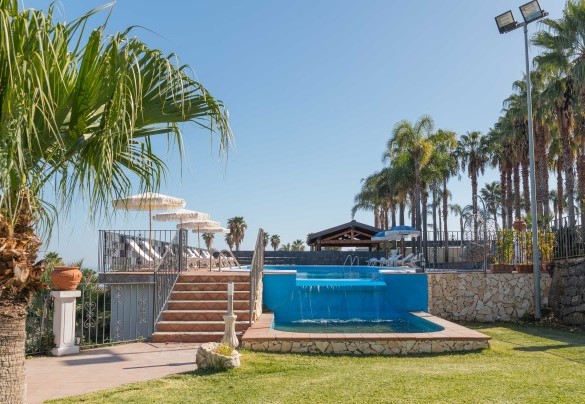 Giardino adiacente alla piscina - Villa Ingrid