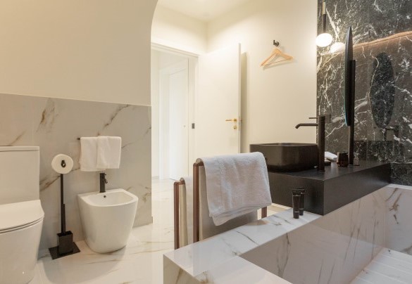 Bagno ensuite n. 4 con vasca e doccia separate - Villa Ingrid