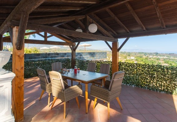 Zona relax sotto la pergola accanto la piscina - Villa Ingrid