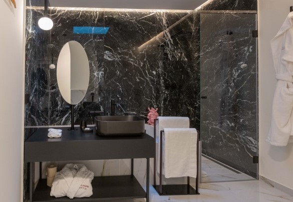 Bagno ensuite n. 4 con vasca e doccia separate - Villa Ingrid