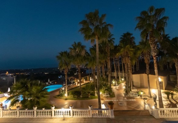 Giardino esterno illuminato la sera - Villa Ingrid