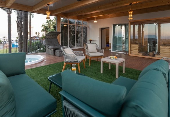 Zona salotto e jacuzzi nel terrazzo nella zona spa - Villa Ingrid